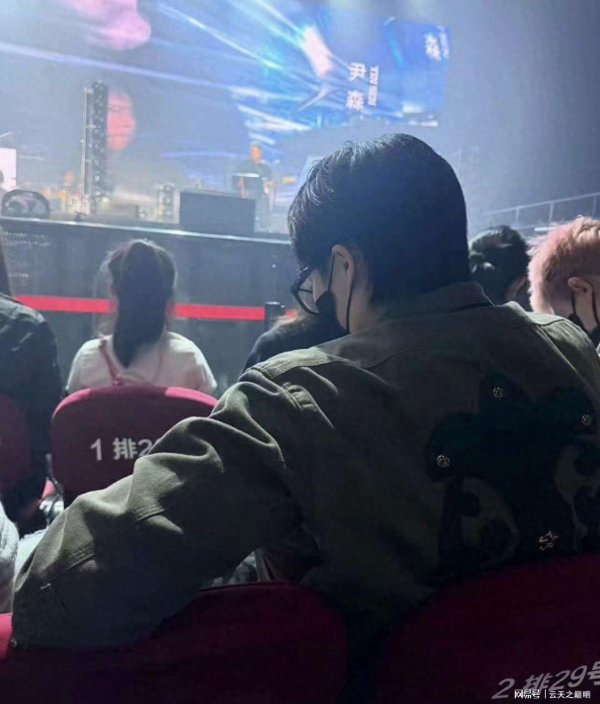 日斗优配 谁这么幸福，挨王楚钦这么近，9月20日看演唱会的王楚钦！